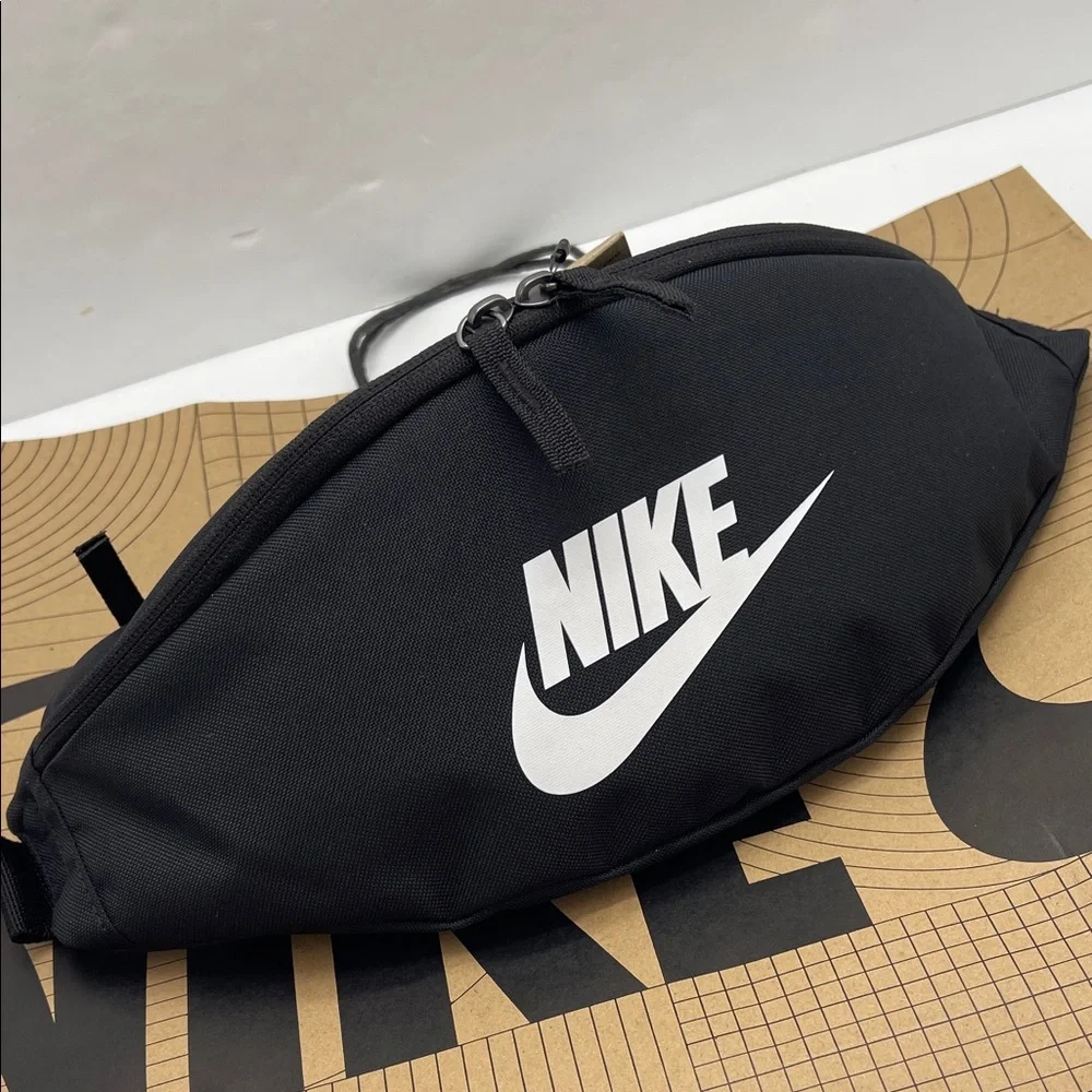 Nike Black White Belt Bag Nike Heritage Waistpack (3L) & Fanny Pack
Black 
NWT - Picture 2 of 16
